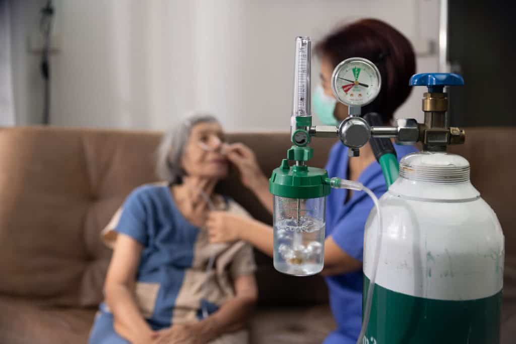 senior getting oxygen with skilled home nursing services 2022