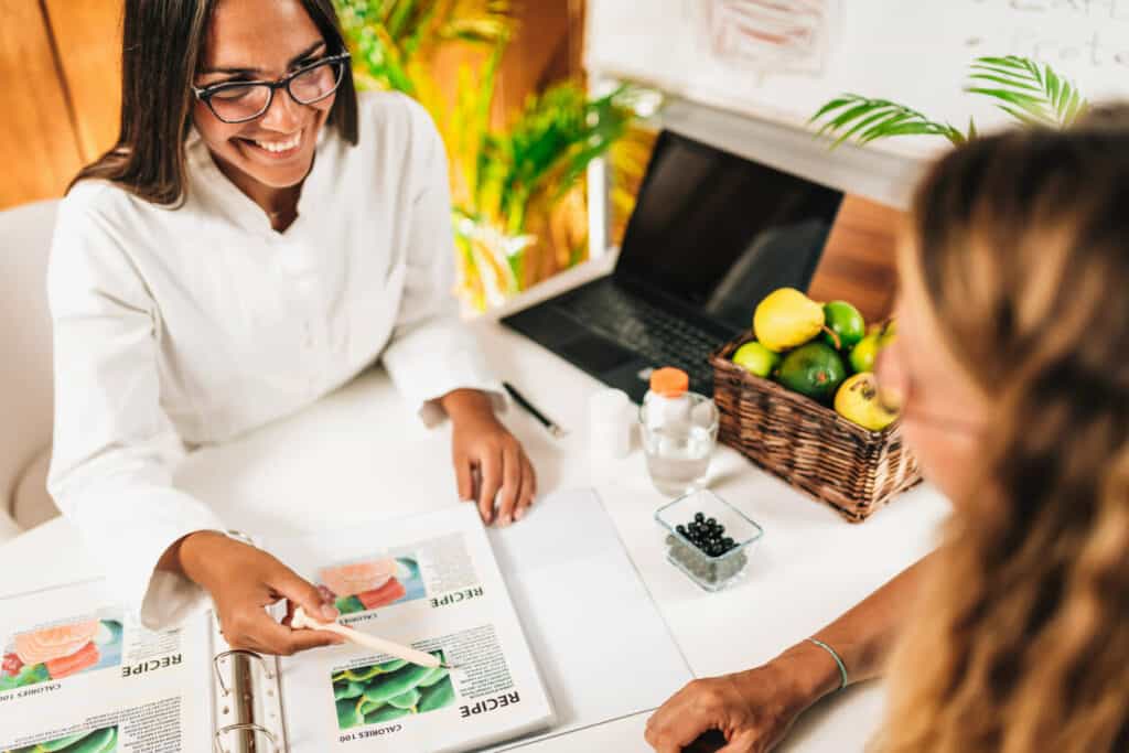 A client with some questions to ask a nutritionist about recipes during a face-to-face nutrition counseling.