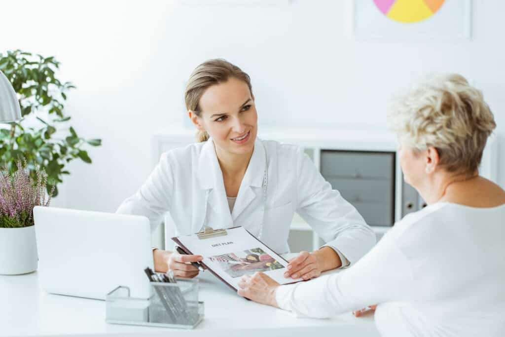 A female senior patient with questions to ask a dietitian about her diet plan.