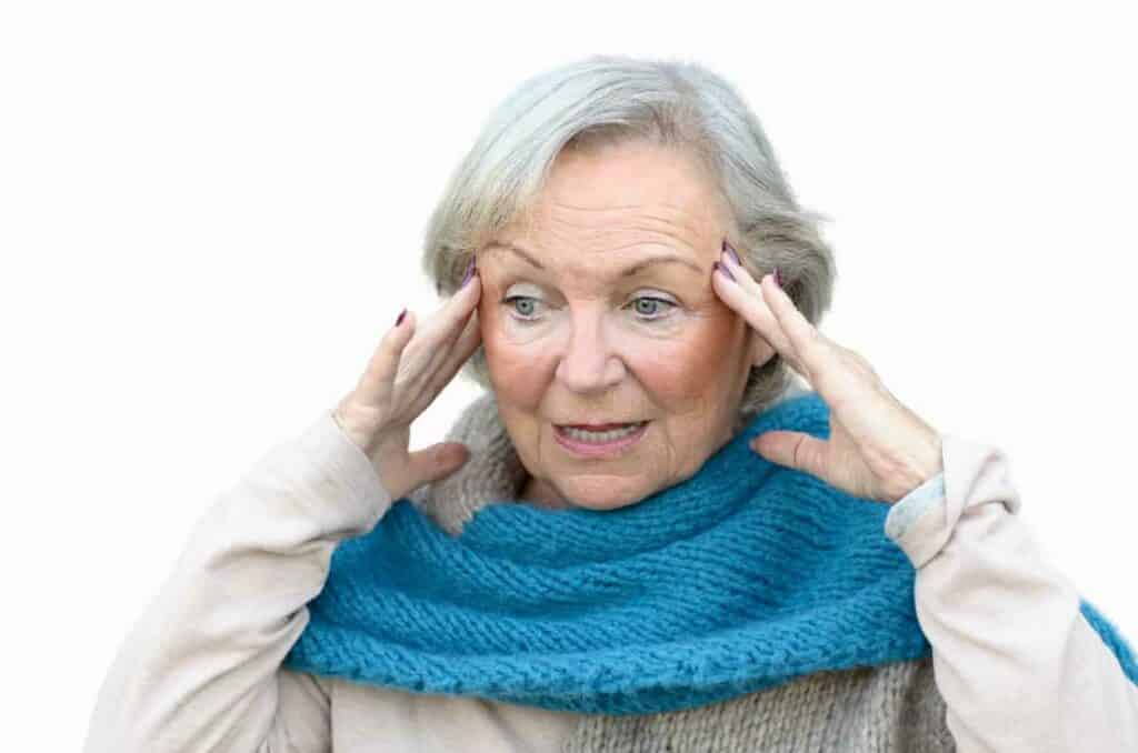 symptoms of sundowners syndrome - a disoriented elderly woman